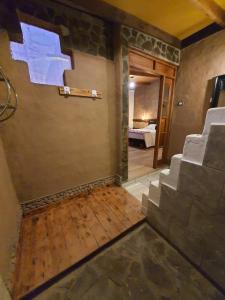 圣佩德罗·德·阿塔卡马Lodge Don Felix的客房可通过楼梯抵达,设有一间卧室。