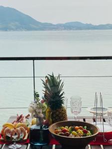 尾道市Côte terrasse onomichi - Vacation STAY 92432v的一张桌子,上面放着一碗食物和一碗水果