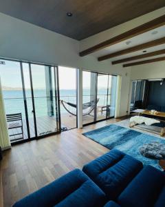 尾道市Côte terrasse onomichi - Vacation STAY 92432v的带沙发的客厅,享有海景