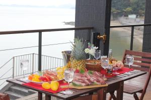 尾道市Côte terrasse onomichi - Vacation STAY 92432v的阳台上的桌子和食物托盘