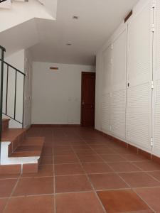 马拉加Apartamento Teatinos Universidad的一间空房间,配有白色橱柜和瓷砖地板