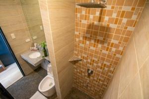 拉瓦格Viven Hotel的一间带卫生间和水槽的浴室