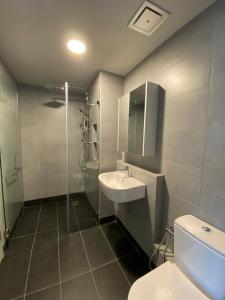 哥打京那巴鲁Alawa @ Jesselton Quay Kota Kinabalu的一间带水槽、淋浴和卫生间的浴室