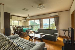轻井泽Kanra-gun - House / Vacation STAY 2833的客厅配有沙发和桌子