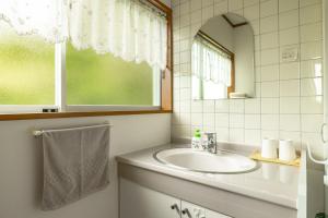 轻井泽Kanra-gun - House / Vacation STAY 2833的一间带水槽和镜子的浴室