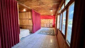 贝都古Chakra Tavern的小房间设有床和窗户