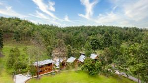 Ban Huai SaiHin Khong Villa - a tropical surprise的森林中房屋的顶部景观