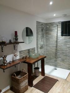 PorriDomaine Colonna-Santini, Gite Piscine, Sauna, Spa的一间带水槽和玻璃淋浴的浴室