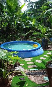 阁遥岛Antonio's ko yao noi BED & Pool的花园中间的一个蓝色游泳池