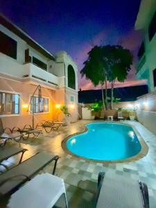 芭东海滩The Villa Residences Resort的夜间在庭院中间的游泳池