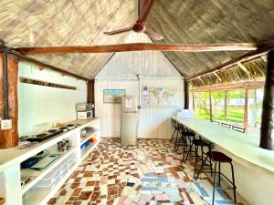 巴卡拉尔Casa Umay的厨房配有冰箱和带椅子的柜台