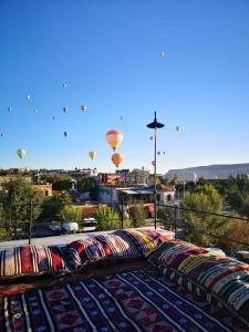 格雷梅Azalea Terrace Hotel的热气球飞越城市的美景