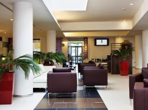 克劳道金路易菲茨杰拉德酒店的大堂设有配备椅子和植物的等候室