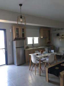 普拉蒂La casa di Elen的厨房配有桌椅和冰箱。