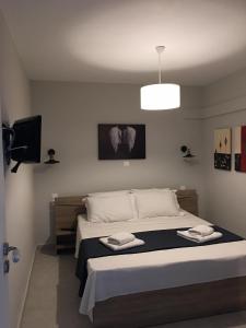 普拉蒂La casa di Elen的一间卧室配有一张床,上面有两条毛巾