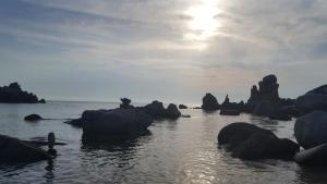圣特雷莎加卢拉Da Adriana Guesthouse的海洋景,水中岩石