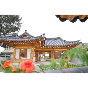 庆州Gyeongju Hanok Sohwa的一座带花园的日式房屋的模型