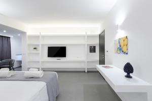 巴勒莫Suite Palermo Apartment的白色的客房配有床和电视。