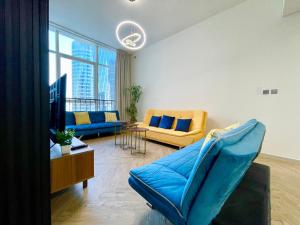 阿布扎比Elite Private Residential Apartment in a Prime Location Al Reem Island - 1301的客厅配有蓝色的沙发和桌子