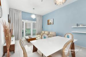 迪拜Dream Inn Apartments - Marina Pinnacle的客厅配有白色的桌子和椅子
