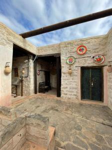 塞拉莱نزل كوفان التراثي Koofan Heritage Lodge的享有石头房子外景,设有天井