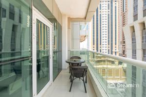 迪拜Dream Inn Apartments - Marina Pinnacle的阳台配有桌椅。