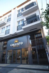 普里什蒂纳Hotel Callisto的一座标有酒店标志的建筑