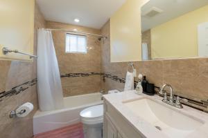波士顿90-Boston Spacious Convenient Apartment的一间带水槽、卫生间和淋浴的浴室