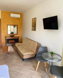 安吉斯特隆Guesthouse Anestis的客厅配有沙发和桌子