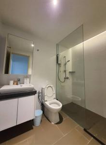 吉隆坡KL Sentral Loft, EST Bangsar #1, LRT的浴室配有卫生间、盥洗盆和淋浴。