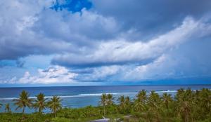 胡鲁马累PINE LODGE MALDIVES的享有棕榈树海滩和大海的景色