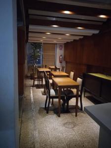 利马埃斯塔齐昂中央酒店的餐厅里一排桌椅