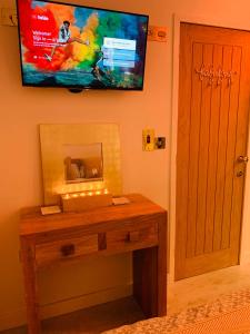 雷德鲁斯SHINE CHALET - UNIQUE & COMFORTABLE ACCOMMODATION的一间房间,墙上设有一张桌子和一台电视