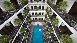 会安Hoi An Delicacy Hotel & Spa的享有带游泳池的大楼的顶部景致
