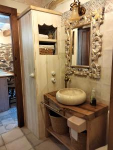 蓬费拉达VUT El Pajariel Ponferrada的一间带水槽和镜子的浴室