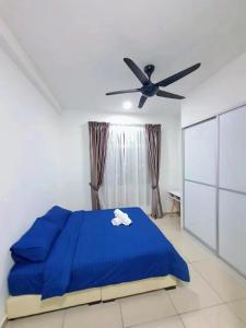 振林山Condo @ Bukit Indah/ Legoland/ Eco Botanic 6 pax的一间卧室配有蓝色的床和吊扇