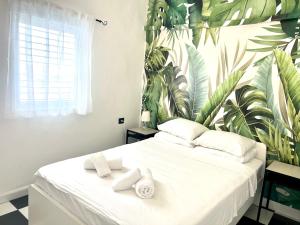 内坦亚Shantell Luxury Apartment的卧室配有白色床和毛巾