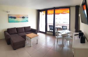 美洲海滩Seaview apartment near the beach的客厅配有沙发和桌子