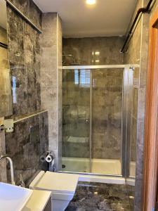 伊斯坦布尔Ninve Apartments – Istanbul Bakirköy的带淋浴和盥洗盆的浴室