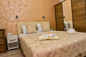索科矿泉村Apartmani Milenkovic的一间卧室配有一张床,上面有两条毛巾