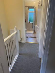 伯明翰Gated home close to Birmingham City Centre的走廊设有通往浴室的楼梯