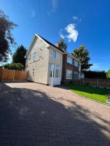 伯明翰Gated home close to Birmingham City Centre的一座带围栏和车道的大型砖屋