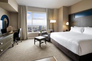 多伦多西一景及公寓酒店的酒店客房设有床和窗户。