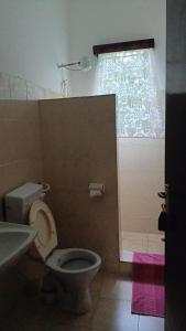 基利菲Makuti Villas Resort的一间带卫生间和淋浴及窗户的浴室