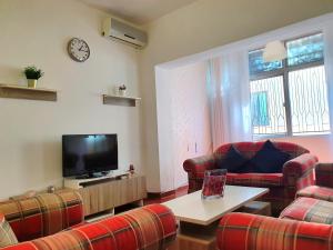 Umm UthainahLovely Two Bedroom Apartment in Amman的带沙发和平面电视的客厅