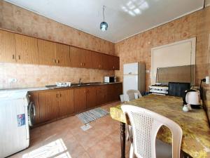 Umm UthainahLovely Two Bedroom Apartment in Amman的厨房配有桌子和冰箱