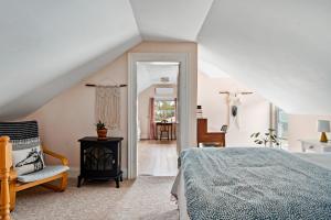 皮克顿Sunroom on Maple的阁楼卧室配有床和椅子