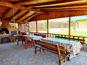 NufăruElival House的庭院设有桌子、长凳和壁炉