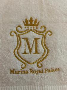 华沙Uroczy apartament 2 osobne pokoje Marina Royal Palace的餐巾纸上的徽标