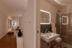 坎波巴索Cobalto Suite的白色的浴室设有水槽和淋浴。